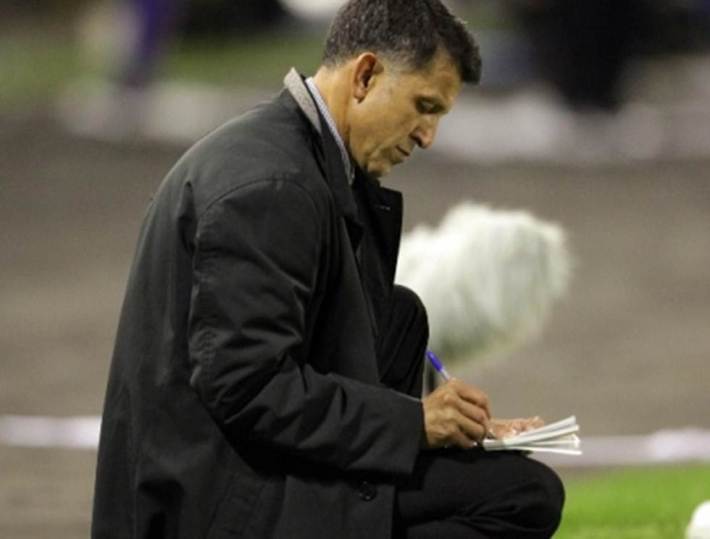 Juan Carlos Osorio tem, como método, escrever papéis os quais entrega aos jogadores com orientações. Fonte: WWW.FUTBOLRED.COM